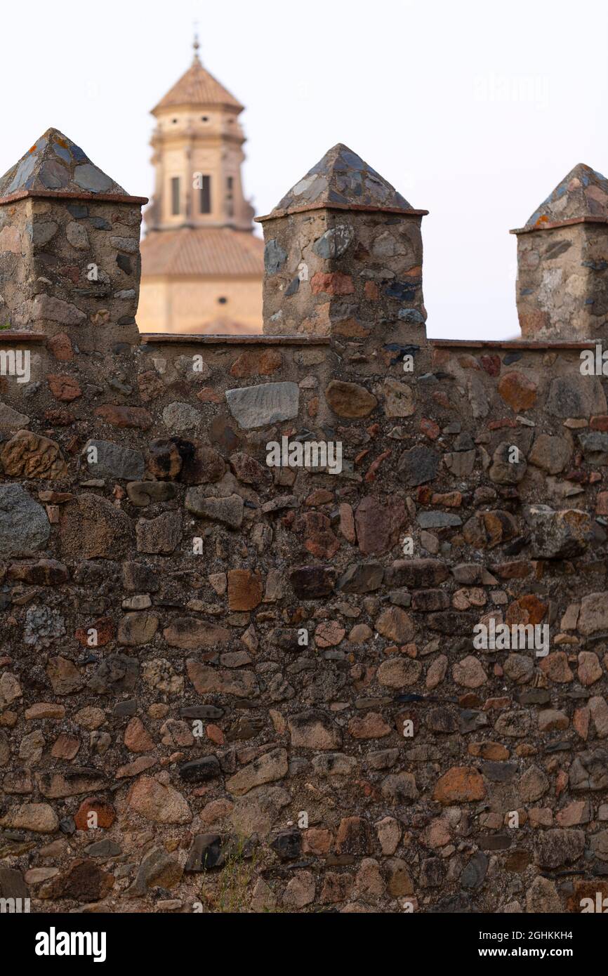 Mauer und Glockenturm des Zisterzienserklosters von Santa Maria de Poblet (Monestir de Poblet). Vimbodí i Poblet, Conca de Barberà, Tarragona. Stockfoto