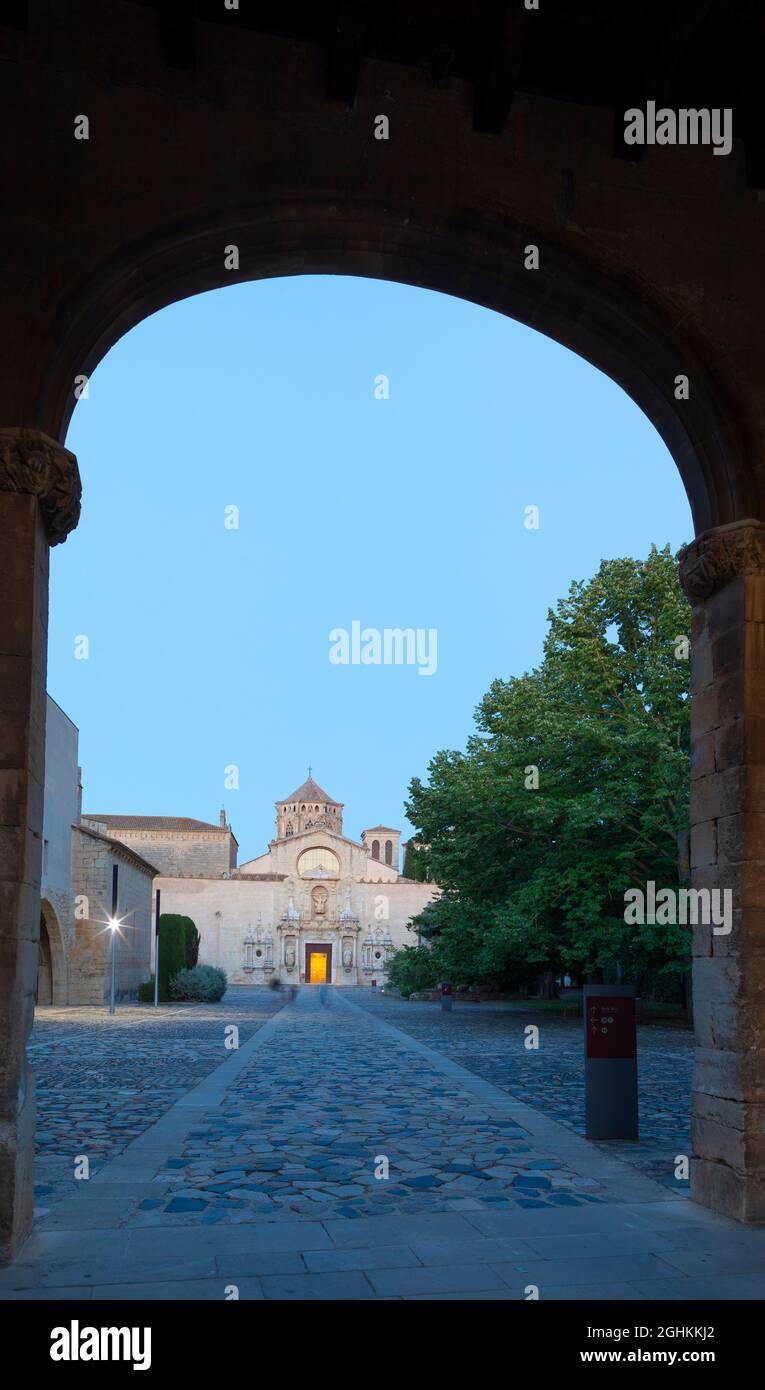 Zisterzienserkloster Santa Maria de Poblet (Monestir de Poblet). Vimbodí i Poblet in der Dämmerung. Conca de Barberà, Tarragona, Katalonien, Spanien, Europa. Stockfoto