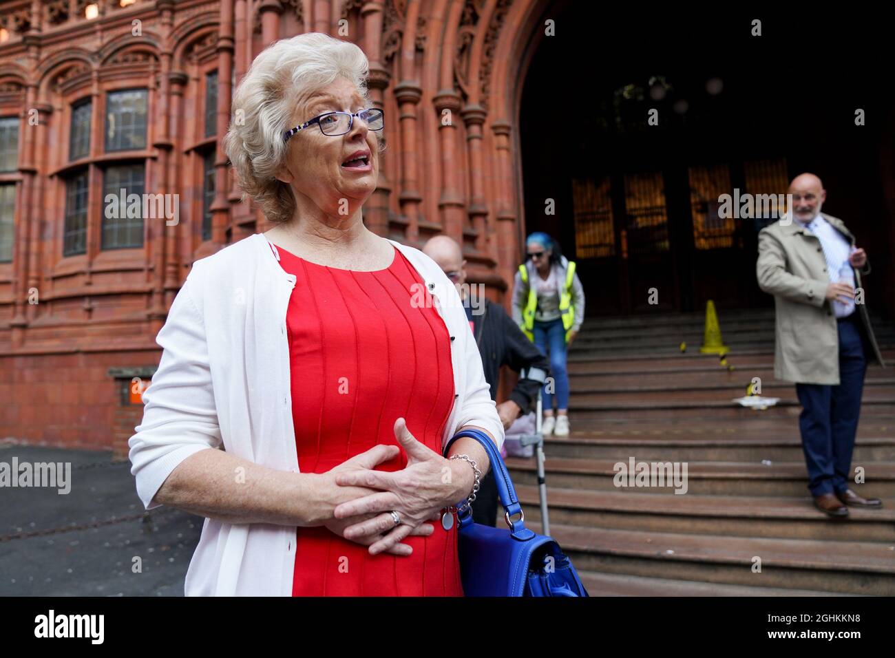 Julie Hambleton vor dem Amtsgericht Birmingham, wo sie wegen eines angeblichen Covid-19-Verstoßes auftritt. Miss Hambleton, die die Justice 4 the 21 mitbegründete und sich im Namen der Opfer der IRA-Bombenanschläge in Birmingham 1974 für einen angeblichen Verstoß gegen die Covid-19-Sperrregeln einsetzt, im Zusammenhang mit einer Gedenkwagenkundgebung, die anlässlich des Jahrestages der Bombenangriffe am 21. November 2020 stattfand. Bilddatum: Dienstag, 7. September 2021. Stockfoto