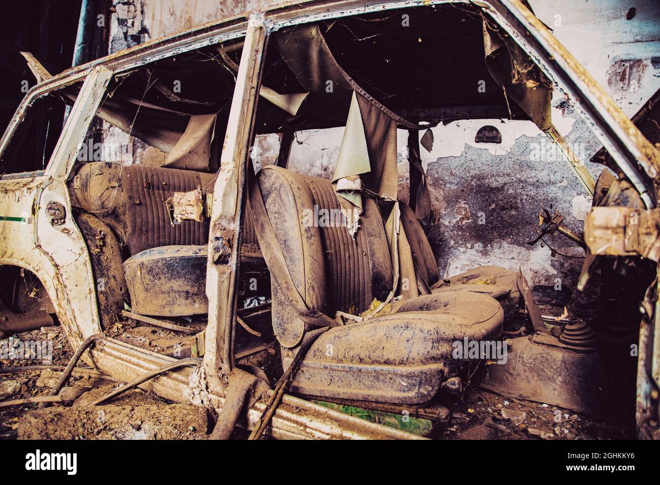 Garage mit rostigen und verlassenen Auto und Holzstrukturen Stockfoto