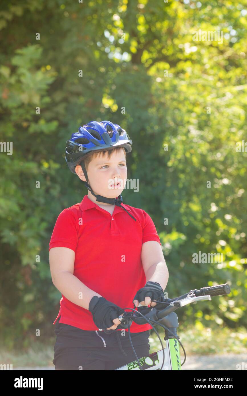 Junge mit Mountainbike Stockfoto