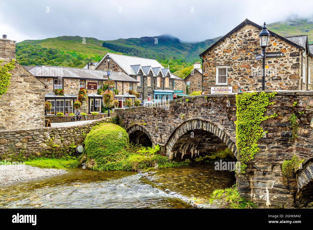 Schieferhütten, Brücke und der Colwyn River im charmanten Dorf Beddgelert, Snowdonia, Wales, Großbritannien Stockfoto