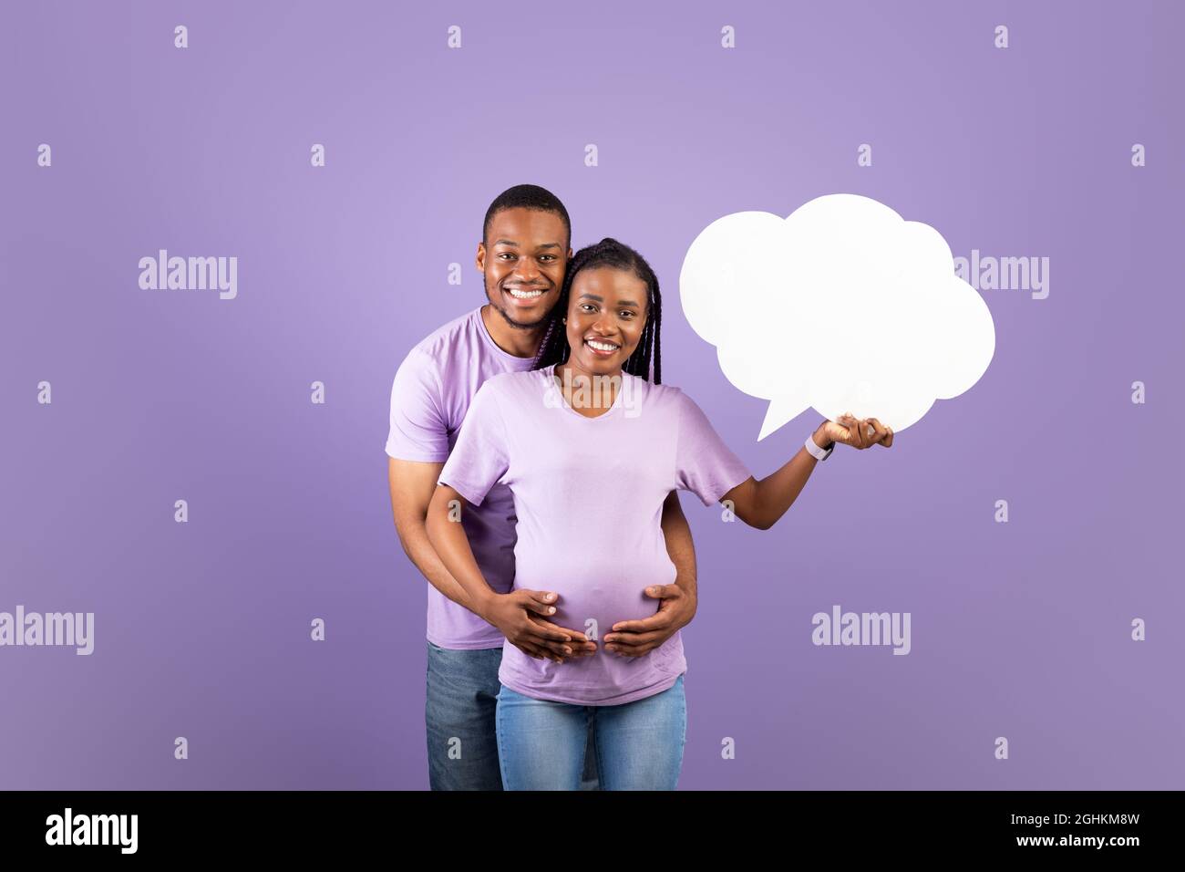 Lächelnd schwanger schwarze Frau hoding Sprechblase Stockfoto