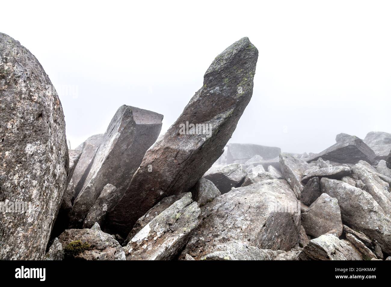Große Felsbrocken auf felsigem Gelände am Glyder-Fach-Gipfel, Cwm Idwal, Snowdonia, Wales, Großbritannien Stockfoto