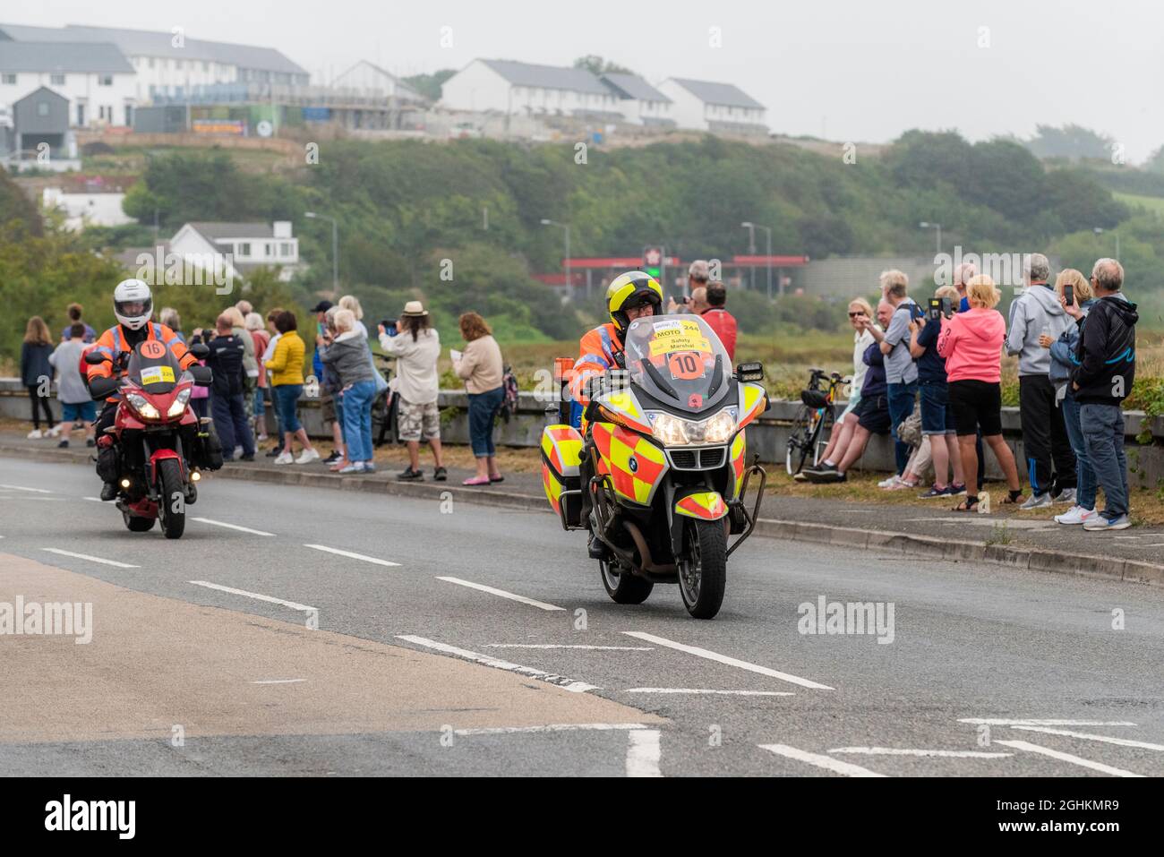 Sicherheitsmarschall für Straßenrennen auf Motorrädern, die in Newquay in Cornwall während der Eröffnungsphase der kultigen Tour of Britain 2021 - bekannt als das Gras - fahren Stockfoto