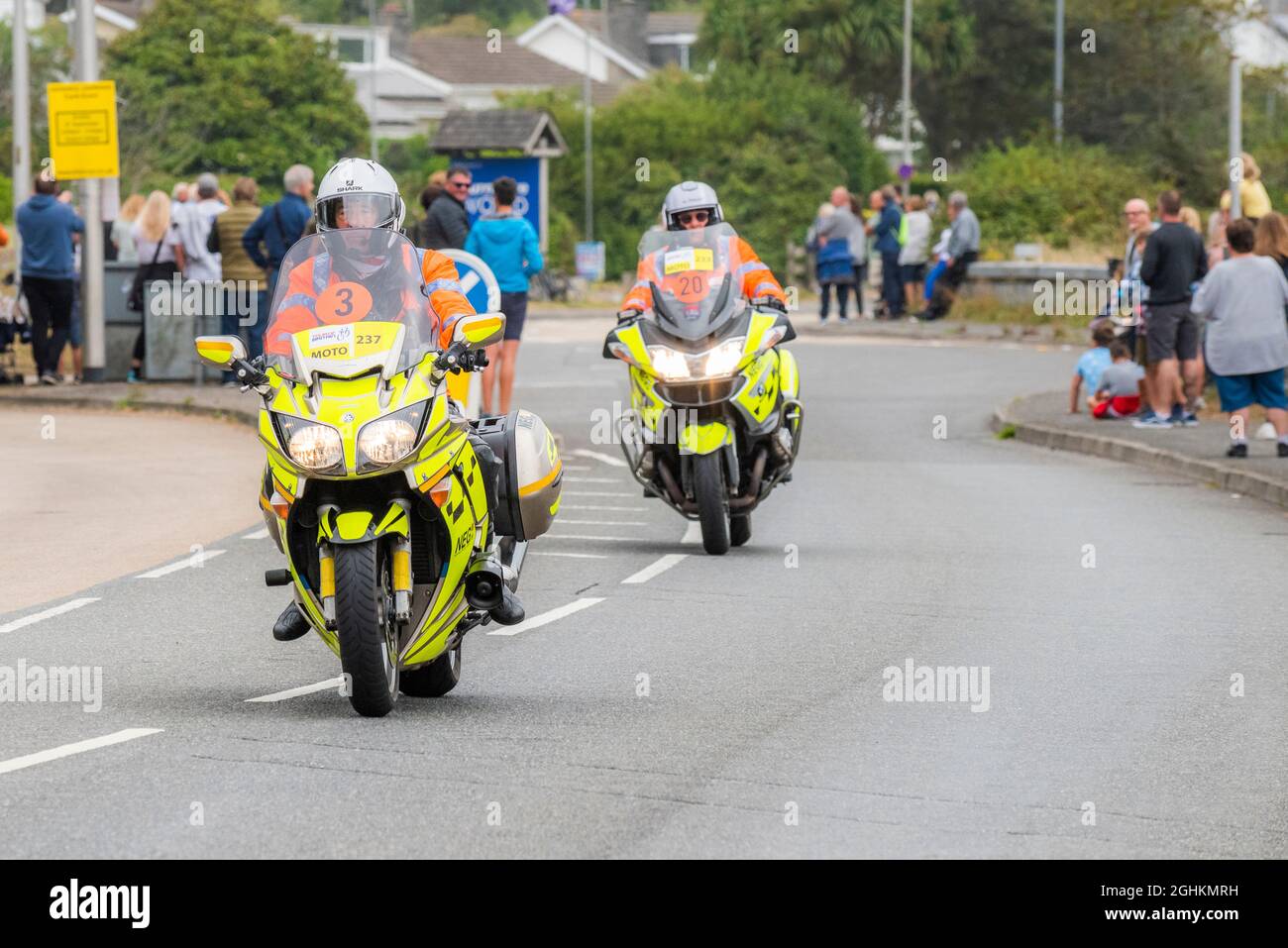 Sicherheitsmarschall für Straßenrennen auf Motorrädern, die in Newquay in Cornwall während der Eröffnungsphase der kultigen Tour of Britain 2021 - bekannt als das Gras - fahren Stockfoto