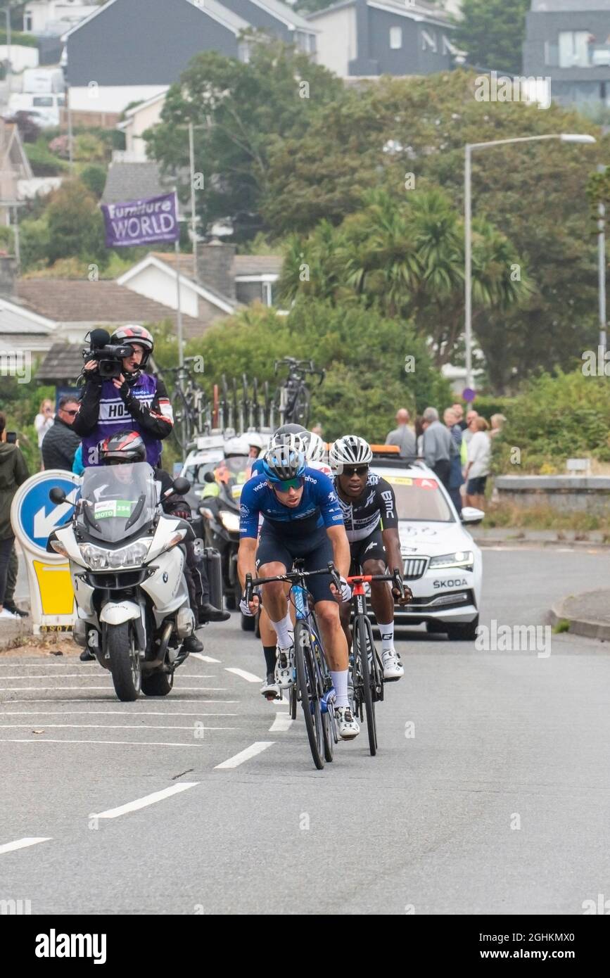 Die führenden Fahrer der Eröffnungsetappe der legendären Tour of Britain 2021 - bekannt als Grand Depart, wenn sie die Stadt Newquay in Cornwall für t besucht Stockfoto