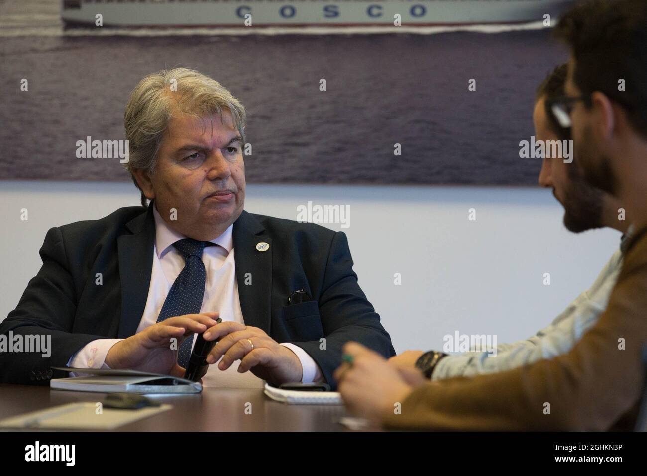 Athen. Dez 2019. Das Foto vom 5. Dezember 2019 zeigt Tassos Vamvakidis, Commercial Manager von Piraeus Container Terminal S.A., der Tochtergesellschaft der China Ocean Shipping Company (COSCO) in Piräus, bei einem Treffen in Piräus, Griechenland. ZUM THEMA 'Feature: Griechenlands Hafen in Piräus wird durch BRI-Kooperation mit Vitalität gefüllt' Credit: Marios Lolos/Xinhua/Alamy Live News Stockfoto