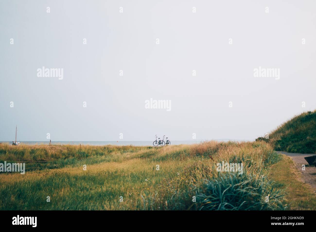 Holländischer Tourismus in den Niederlanden - Fahrräder und Silhouetten in der wunderschönen Natur der Watteninsel Terschelling Stockfoto