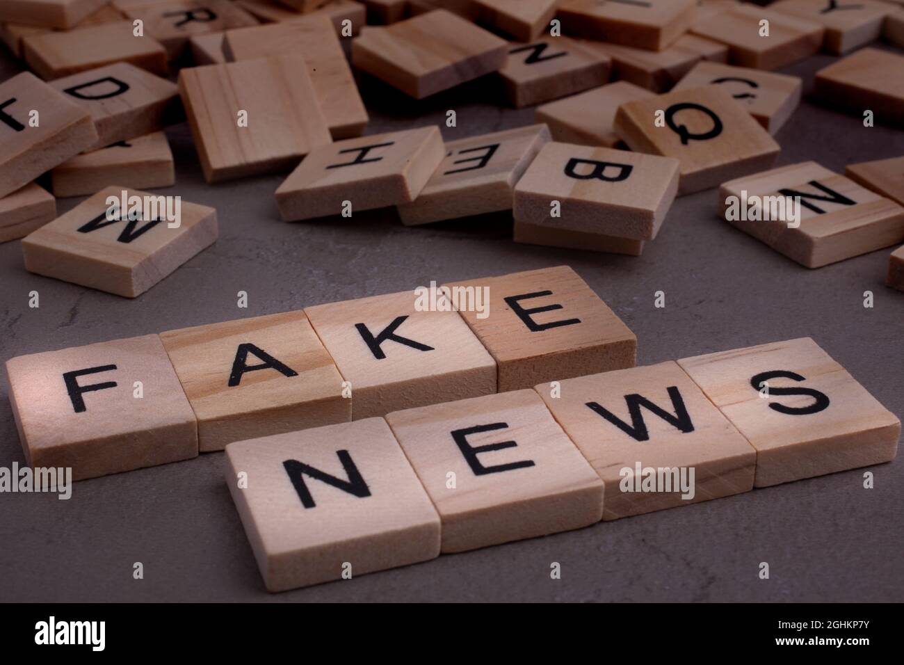 Draufsicht auf Holzblöcke mit Buchstaben -Text Fake News Stockfoto