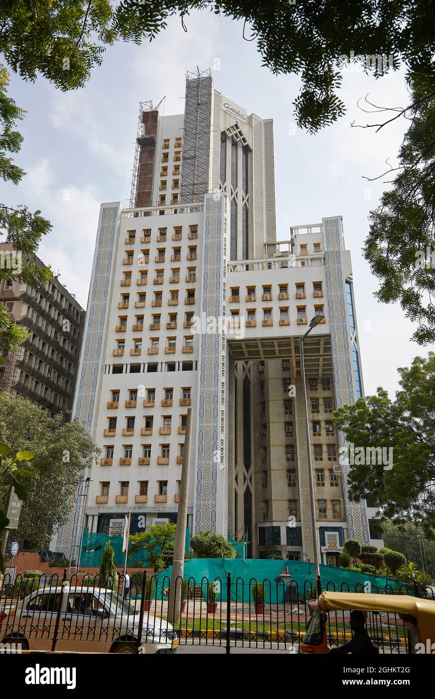 Blick auf die hohen Unternehmenstürme am Connaught Place. Amba-Gebäude auf der Kasturba Gandhi Marg. Stockfoto