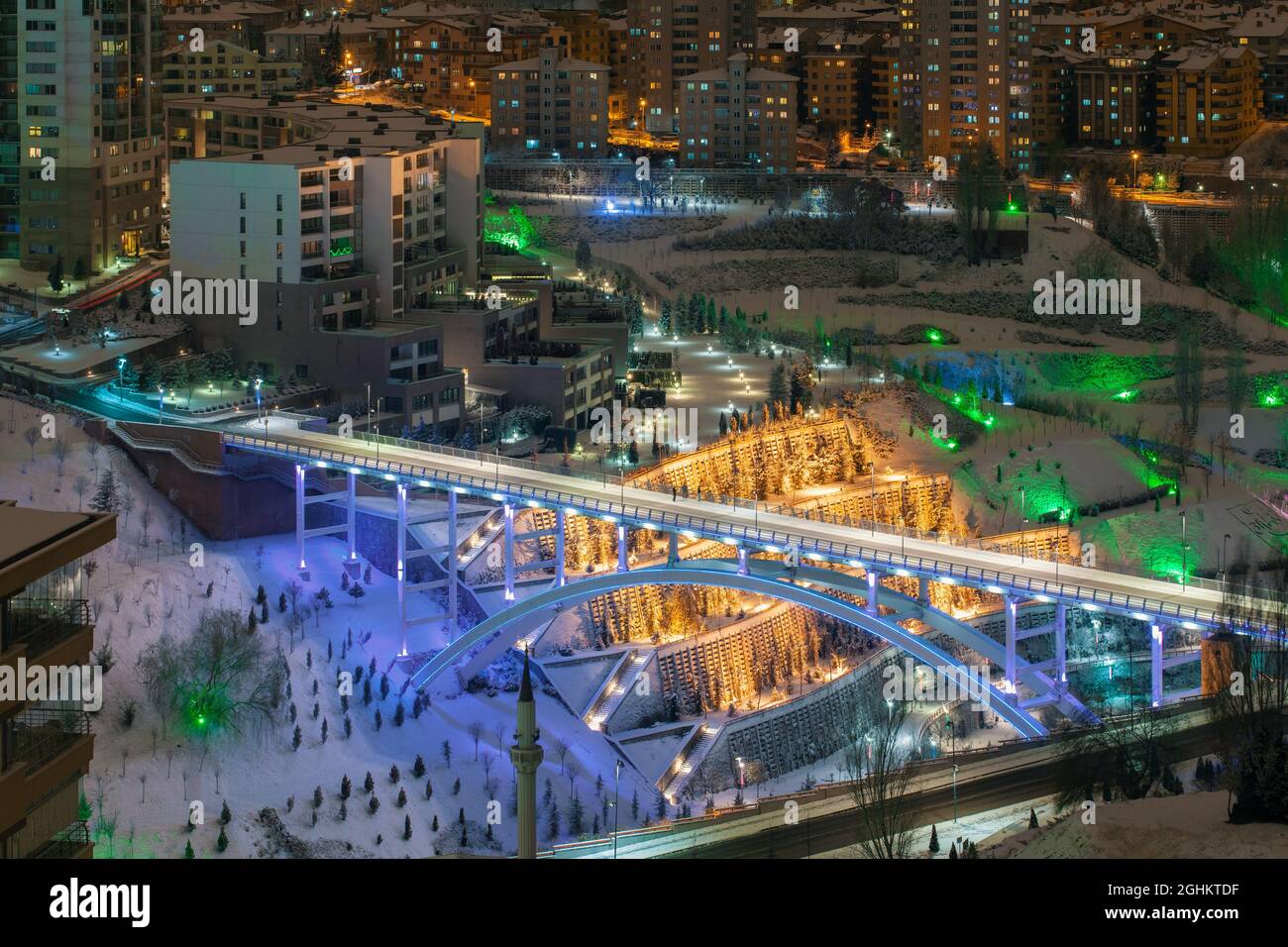 Ankara, Türkei - 07. Dezember 2013: Dikmen Vadisi | Dikmen-Tal und Brücke in der Winternacht mit Schnee bedeckt. Stockfoto