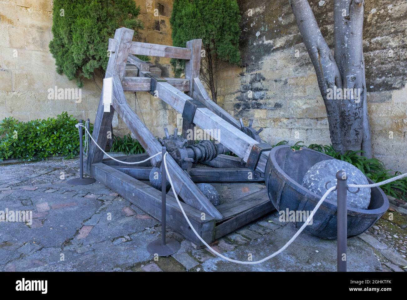 Nachbildung eines Katapults. Ähnliche Waffen wurden von der Antike bis zum Mittelalter eingesetzt, oft als Belagerungswaffen gegen Städte und Burgen. Stockfoto