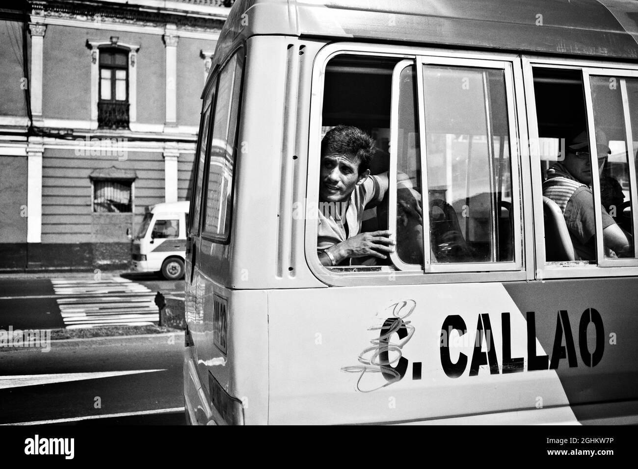 Mann im Bus, der aus dem Fenster schaute Stockfoto