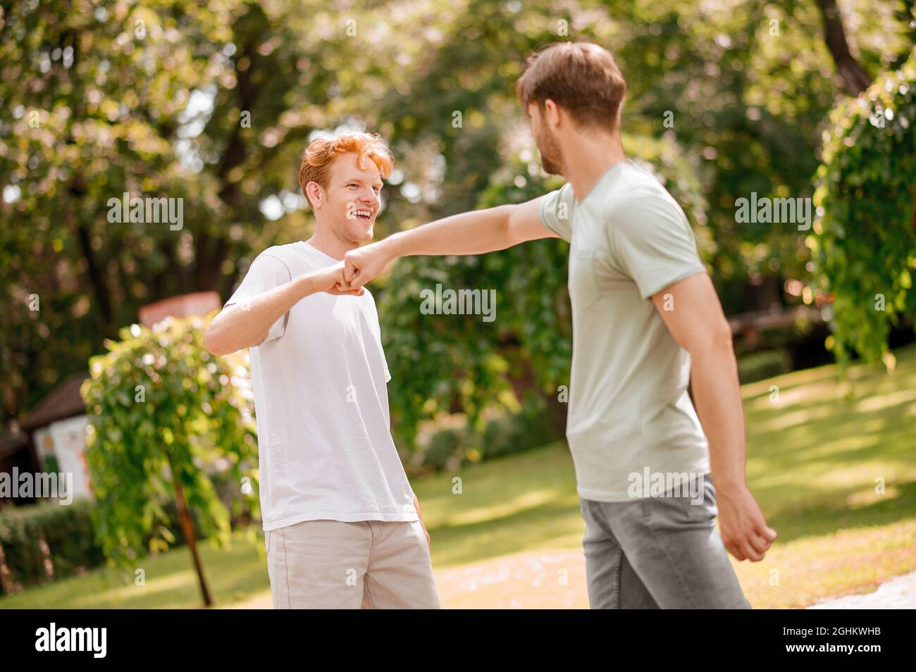 Jungs grüßen sich gegenseitig mit einer Faust Stockfoto