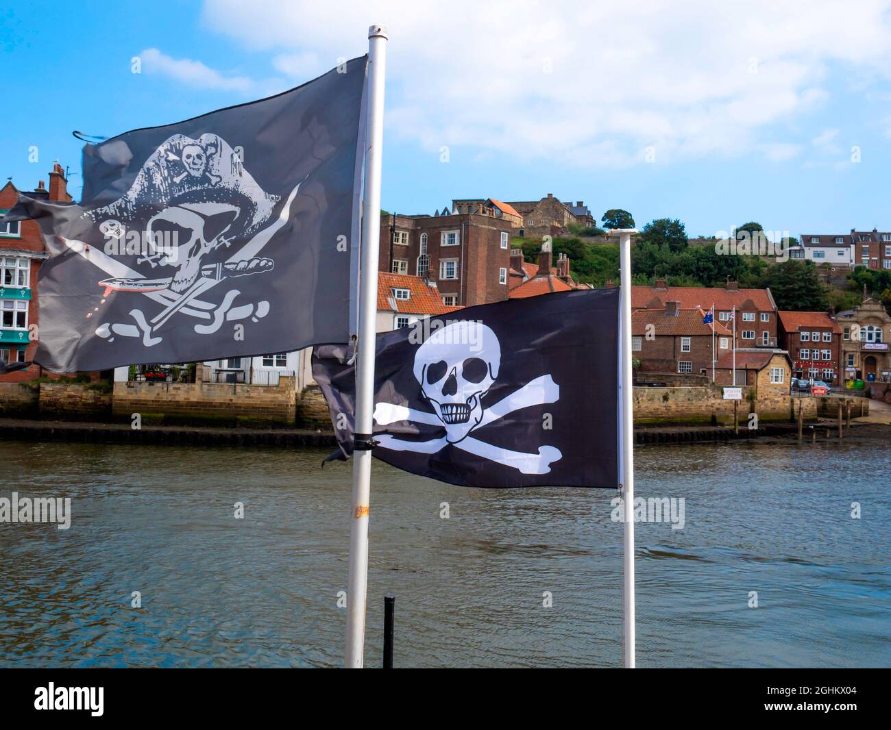 Jolly Roger Totenkopf- und Kreuzknochen-Fahnen für Vergnügungsfahrten auf Booten in Whitby Harbour Stockfoto