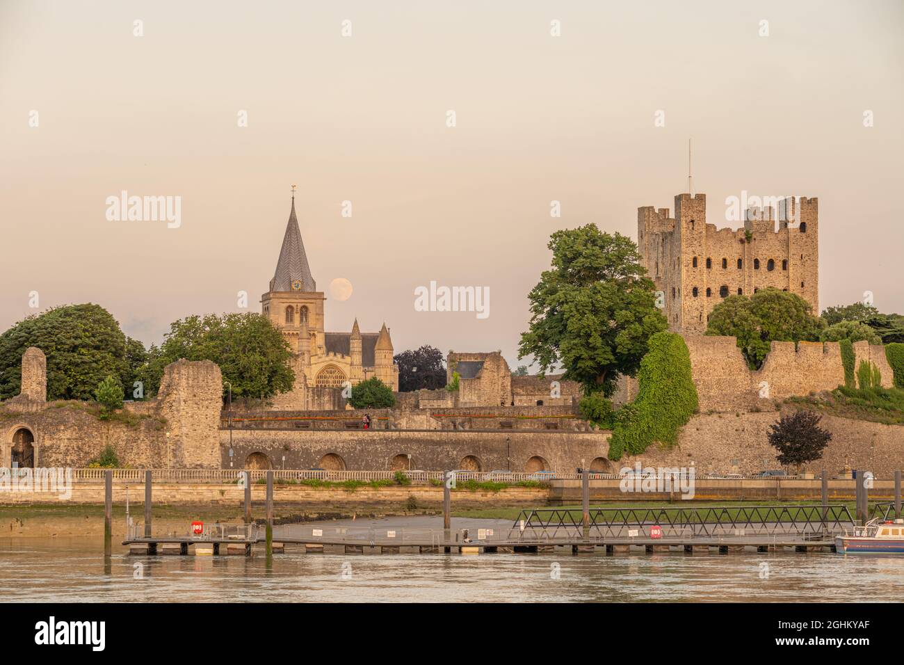 Rochester Cathedral und Castle bei Sonnenuntergang mit dem Fluss Medway im Vordergrund. Stockfoto