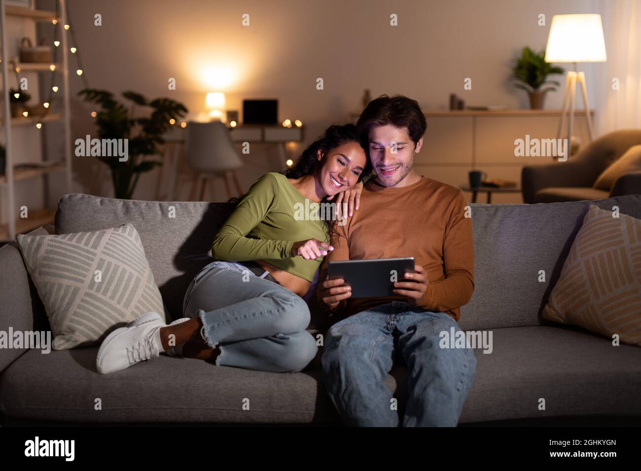 Paar Film Auf Laptop-Computer Sitzen Zu Hause Stockfoto