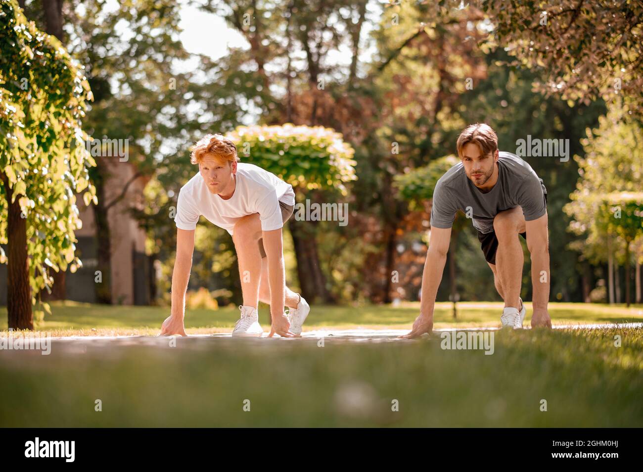 Jungs, die sich auf den Wettkampf vorbereiten. Stockfoto