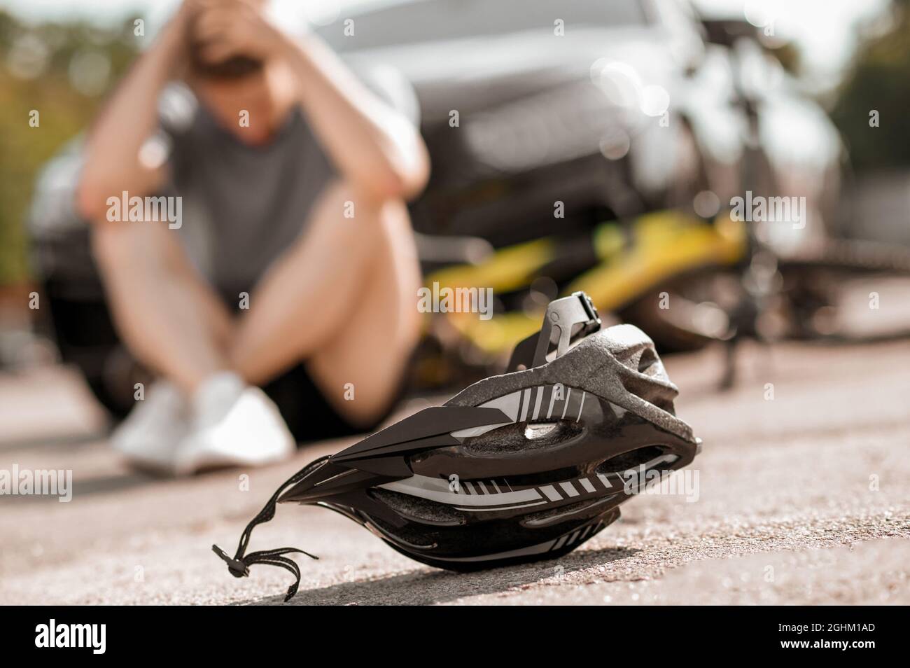 Fahrradhelm auf der Straße und verlorener Kerl Stockfoto