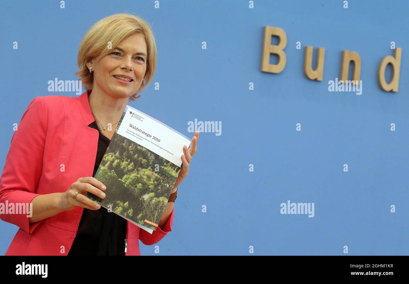 Berlin, Deutschland. September 2021. Julia Klöckner (CDU), Bundesministerin für Ernährung und Landwirtschaft, stellt der Bundespressekonferenz die Nationale Waldstrategie 2050 des Bundesministeriums vor. Quelle: Wolfgang Kumm/dpa/Alamy Live News Stockfoto