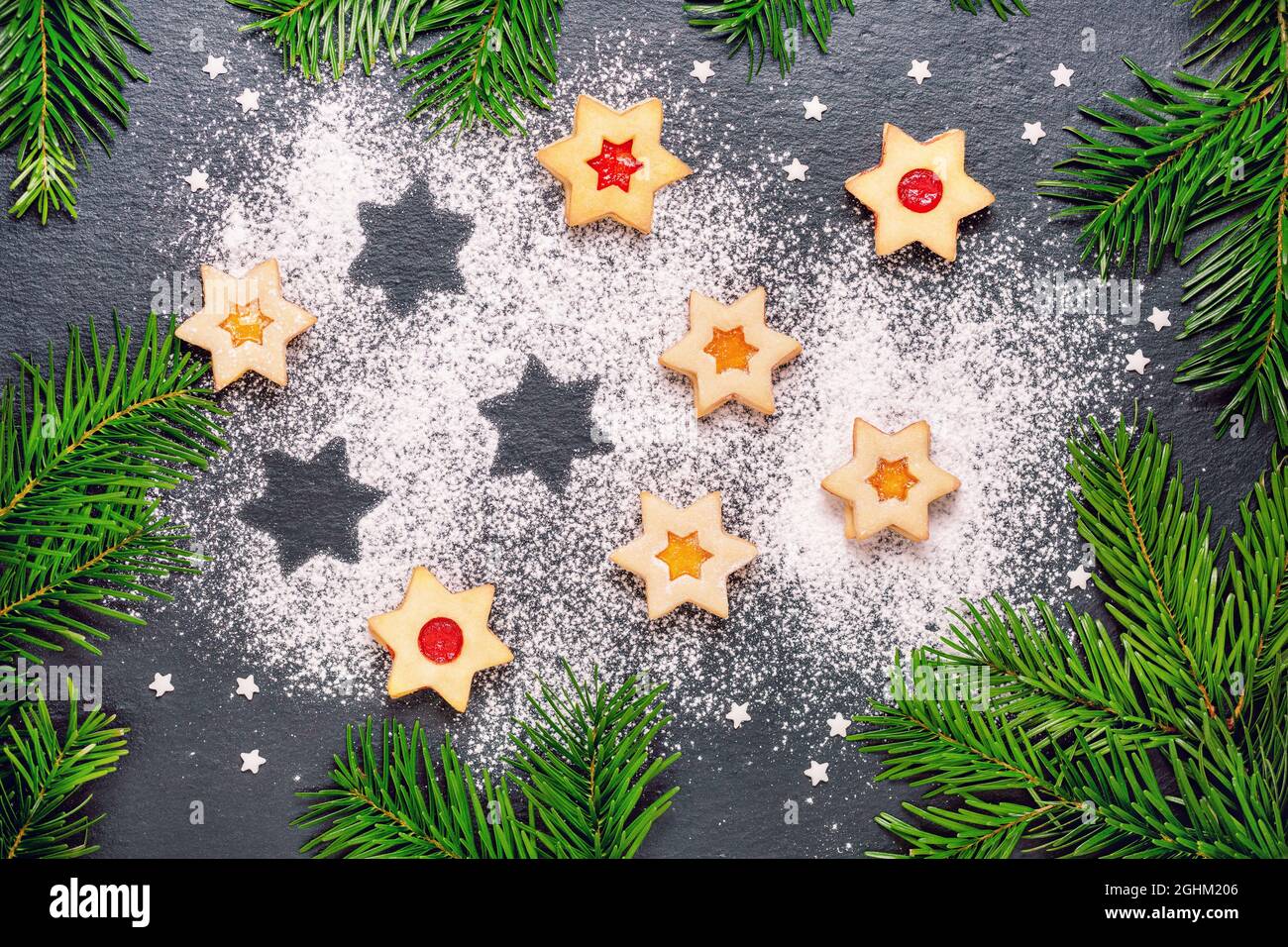 weihnachts-linzer-Kekse mit Himbeermarmelade auf Schiefertisch Stockfoto