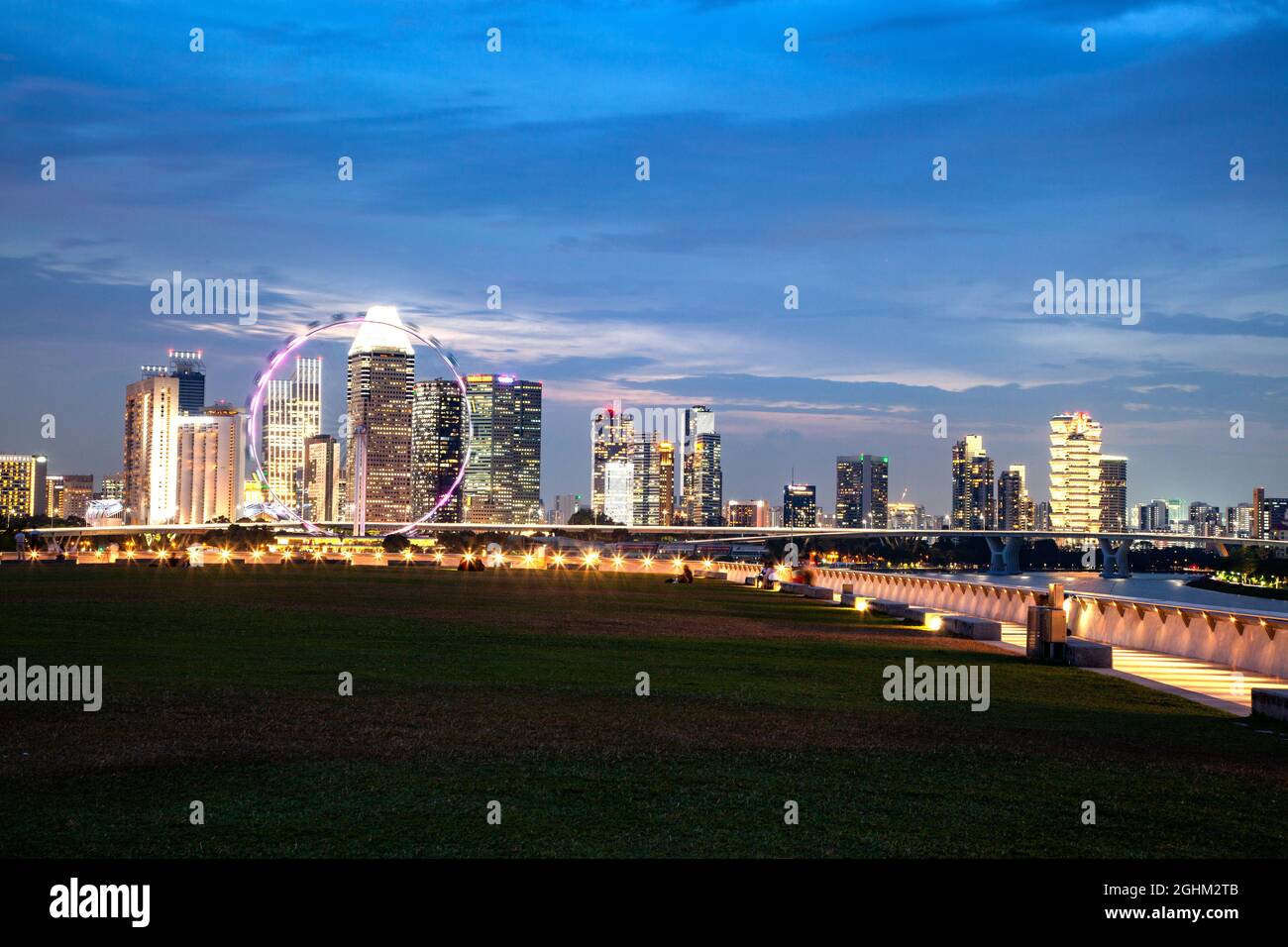 SINGAPUR, SINGAPUR - 2019. MÄRZ: Pulsierende Skyline von Singapur bei Nacht Stockfoto