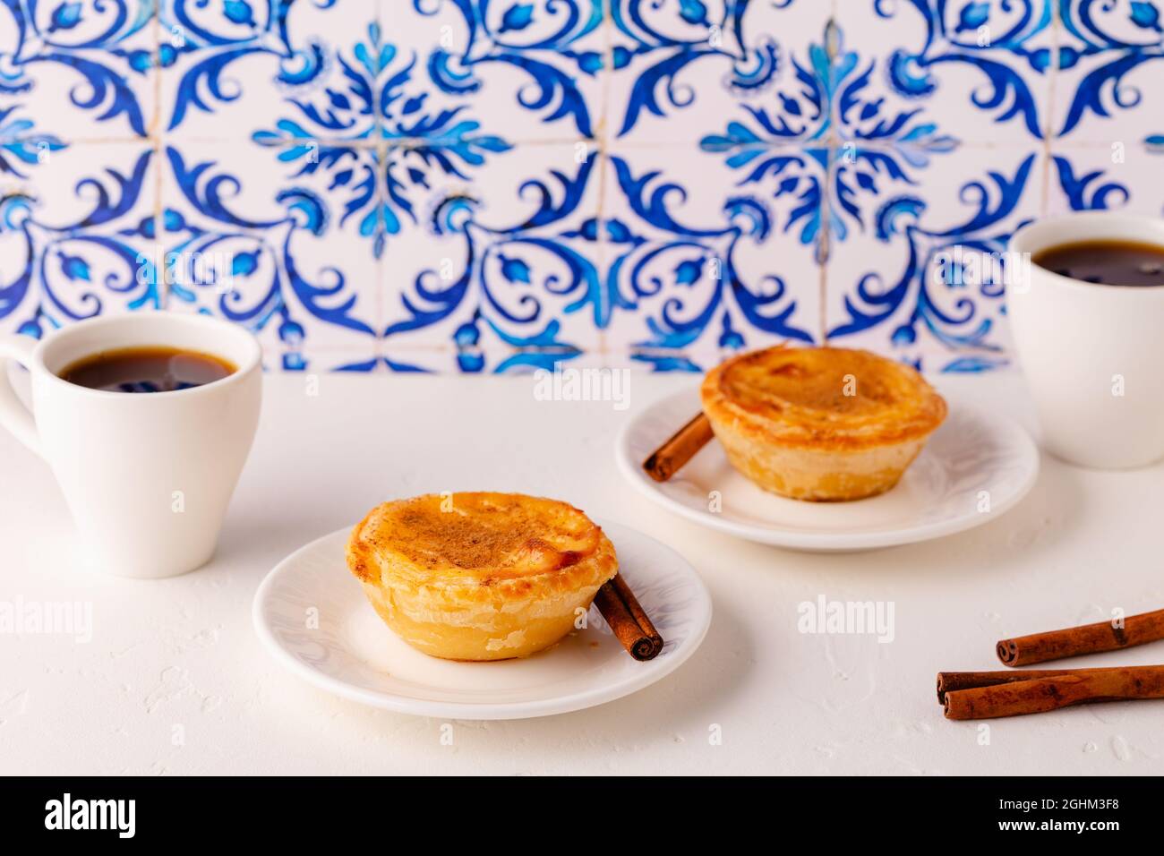 Eiertarte, traditionelles portugiesisches Dessert, Pastell de nata/Pastell de belem. Hintergrund der Azulejo-Kachel. Stockfoto