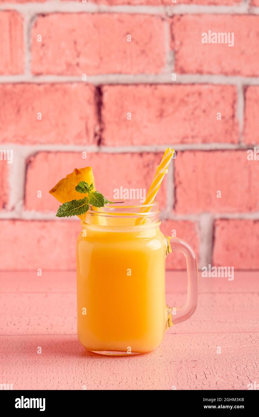 Tropischer Ananas-Smoothie in einem Einmachglas, selektiver Fokus. Stockfoto