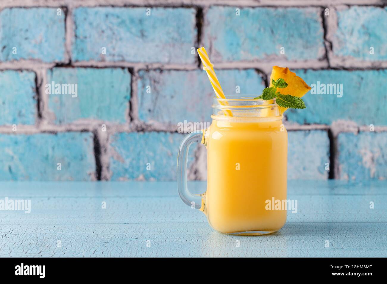 Tropischer Ananas-Smoothie in einem Einmachglas, selektiver Fokus. Stockfoto