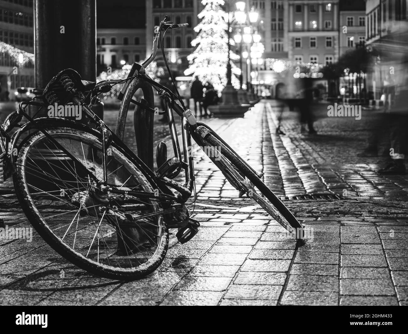 Fahrrad in der Nacht Altstadt auf Hintergrund Bokeh Licht Flare in der Nacht Architektur Stockfoto