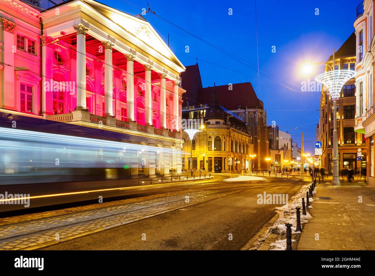 Tram in Bewegung Unschärfe in der Nacht Stadtzentrum und Blick auf das Theater, Breslau, Polen Stockfoto