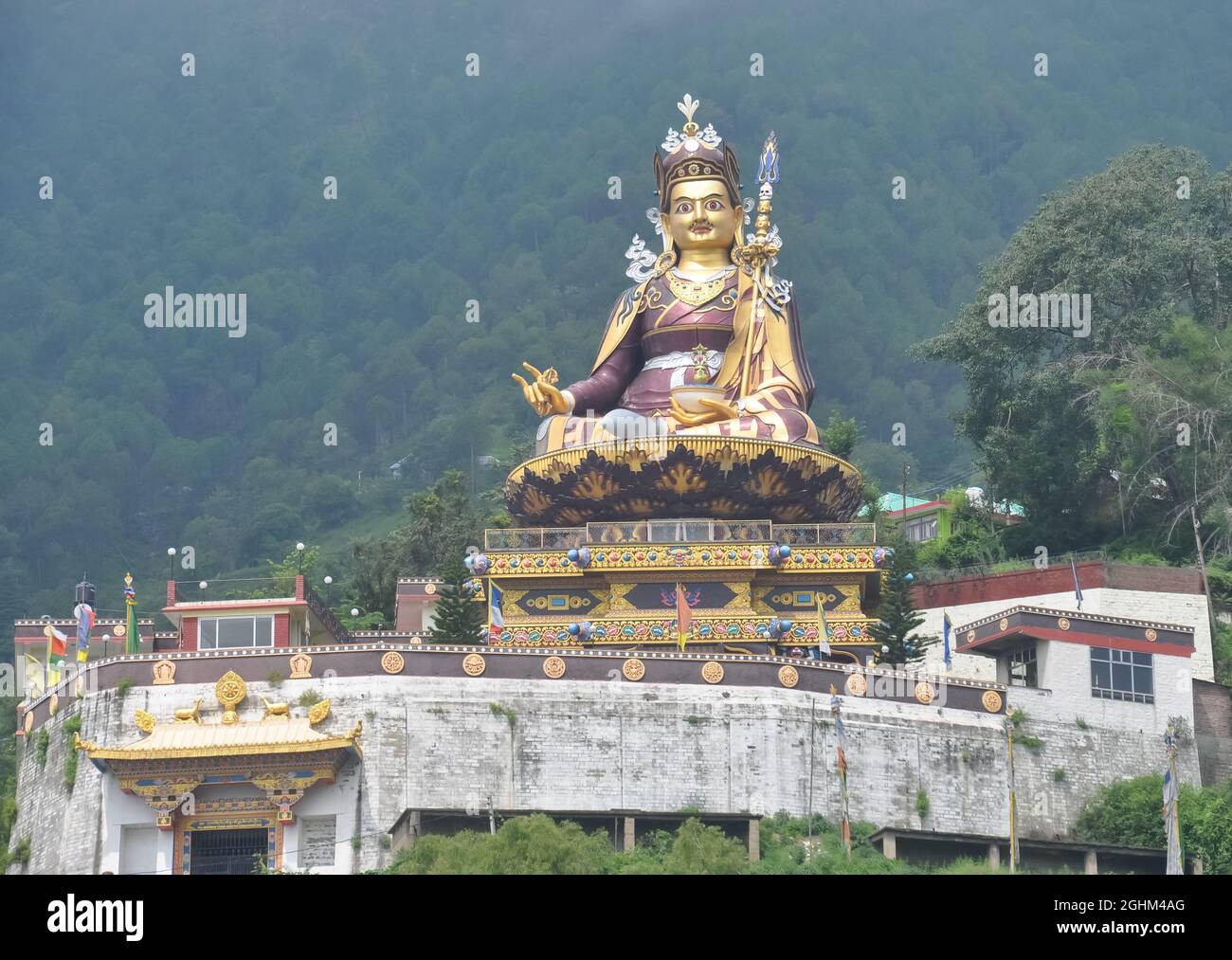 Wunderschöne Ansicht der riesigen Statue von Padmasambhava (Guru Rinpoche) im Rewalsar See (Tso Pema), Himachal Pradesh, Indien Stockfoto