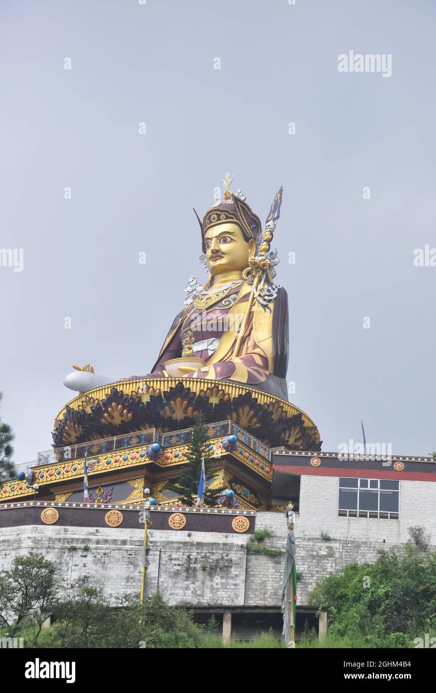 Flachwinkelansicht der massiven Statue von Padmasambhava (Guru Rinpoche) im Rewalsar See (Tso Pema), Himachal Pradesh, Indien Stockfoto