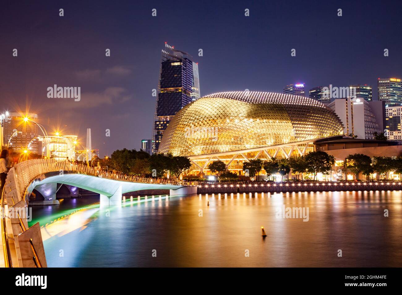 Singapur, Singapur - März 2019: Esplanade Bridge und Esplanade Theater an der Bucht. Singapur Stockfoto