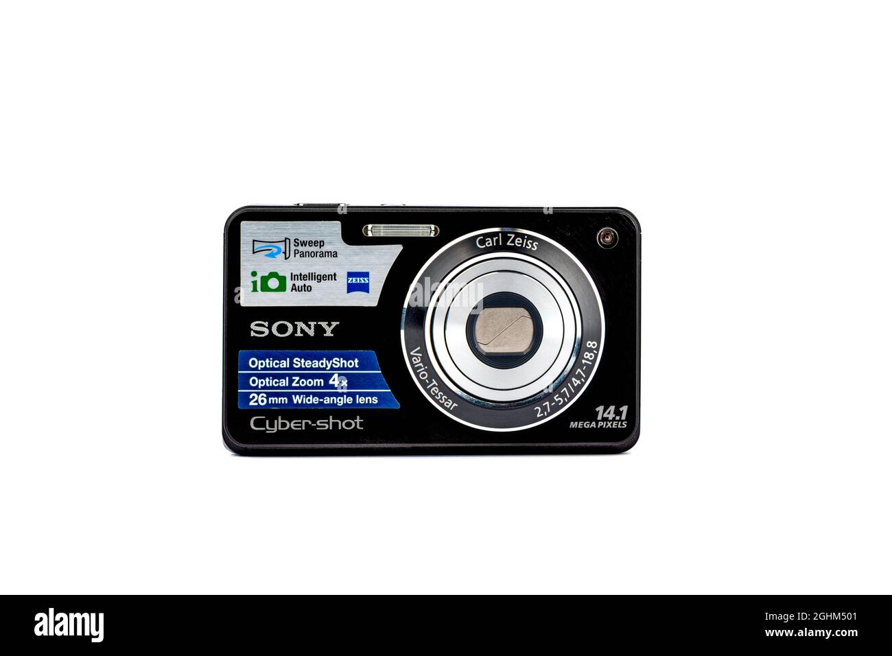 Moskau, Russland - 6. September 2021: Gebrauchte Digitalkamera Sony Cyber-shot DSC-W320 mit Carl Zeiss ® Objektiv auf weißem Hintergrund isoliert. Speicherplatz kopieren. Stockfoto