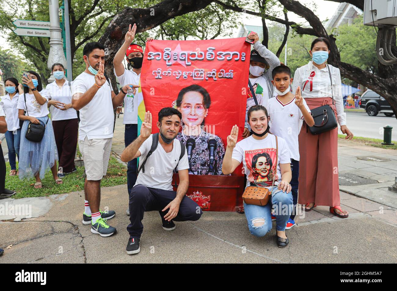 Bangkok, THAILAND - 7. Februar 2021: Demonstranten in Myanmar grüßen mit drei Fingern, um symbolische Gesten vor dem UN-Gebäude zu zeigen, um zu protestieren. Stockfoto Bangkok, THAILAND - 7. Februar 2021: Demonstranten in Myanmar grüßen mit drei Fingern, um symbolische Gesten vor dem UN-Gebäude zu zeigen, um zu protestieren. Stockfoto