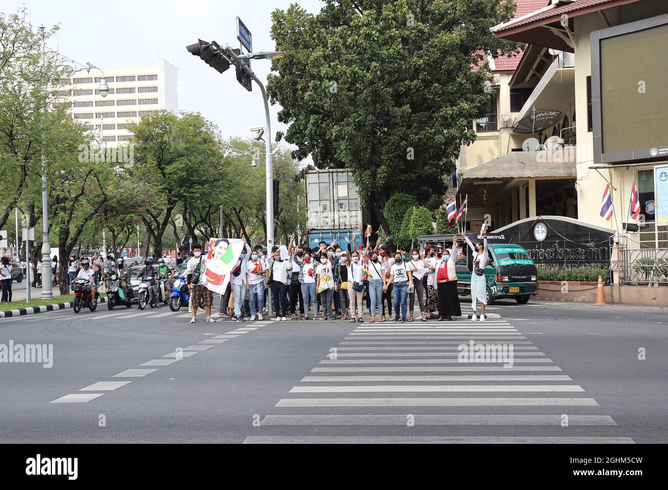 Bangkok, THAILAND - 7. Februar 2021: Demonstranten in Myanmar grüßen mit drei Fingern, um symbolische Gesten vor dem UN-Gebäude zu zeigen, um zu protestieren. Stockfoto Bangkok, THAILAND - 7. Februar 2021: Demonstranten in Myanmar grüßen mit drei Fingern, um symbolische Gesten vor dem UN-Gebäude zu zeigen, um zu protestieren. Stockfoto