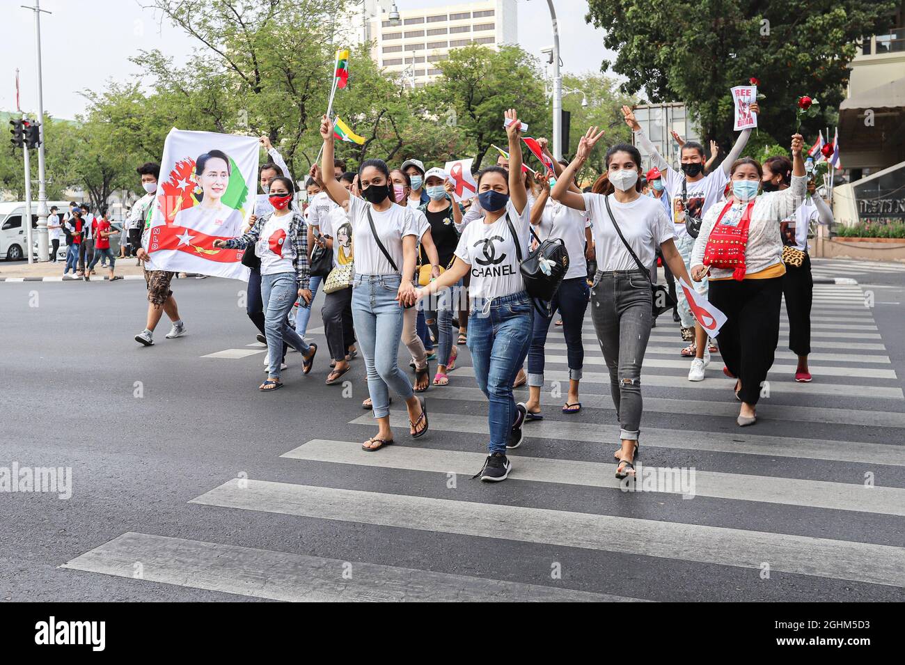 Bangkok, THAILAND - 7. Februar 2021: Demonstranten in Myanmar grüßen mit drei Fingern, um symbolische Gesten vor dem UN-Gebäude zu zeigen, um zu protestieren. Stockfoto Bangkok, THAILAND - 7. Februar 2021: Demonstranten in Myanmar grüßen mit drei Fingern, um symbolische Gesten vor dem UN-Gebäude zu zeigen, um zu protestieren. Stockfoto