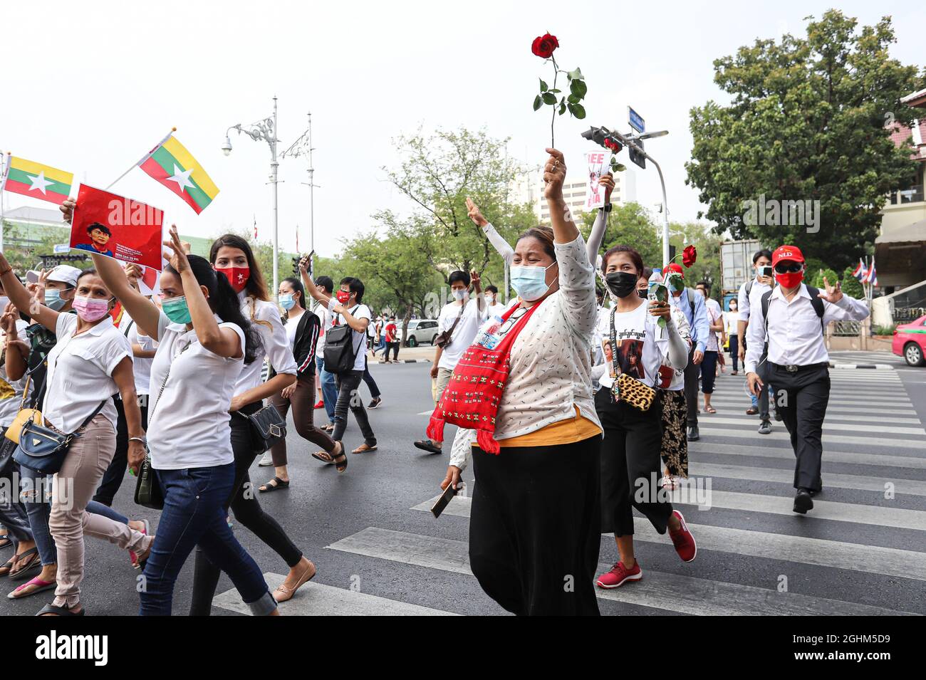 Bangkok, THAILAND - 7. Februar 2021: Demonstranten in Myanmar grüßen mit drei Fingern, um symbolische Gesten vor dem UN-Gebäude zu zeigen, um zu protestieren. Stockfoto Bangkok, THAILAND - 7. Februar 2021: Demonstranten in Myanmar grüßen mit drei Fingern, um symbolische Gesten vor dem UN-Gebäude zu zeigen, um zu protestieren. Stockfoto