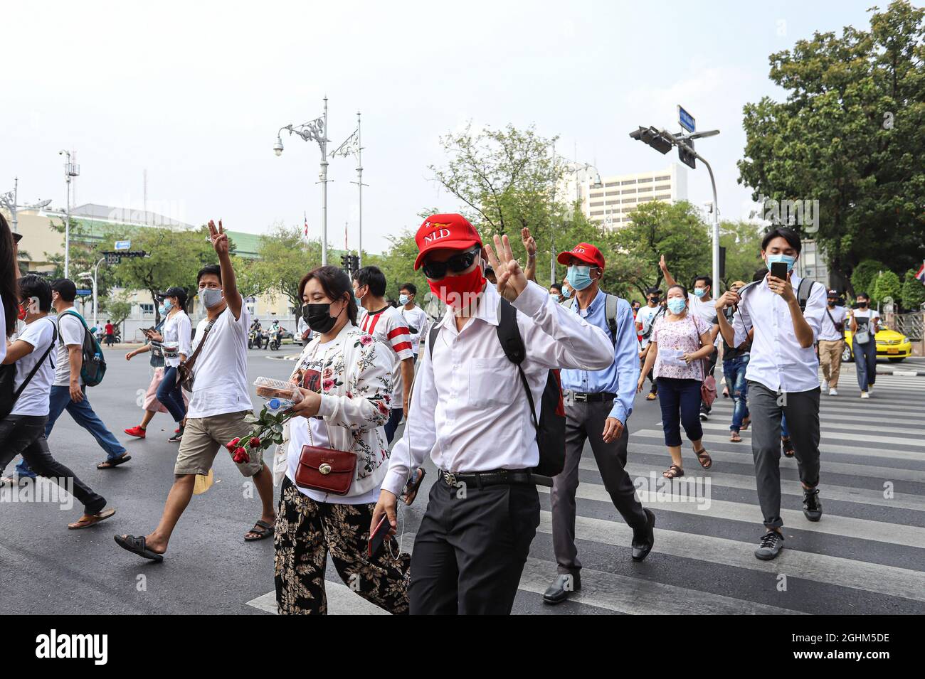 Bangkok, THAILAND - 7. Februar 2021: Demonstranten in Myanmar grüßen mit drei Fingern, um symbolische Gesten vor dem UN-Gebäude zu zeigen, um zu protestieren. Stockfoto Bangkok, THAILAND - 7. Februar 2021: Demonstranten in Myanmar grüßen mit drei Fingern, um symbolische Gesten vor dem UN-Gebäude zu zeigen, um zu protestieren. Stockfoto