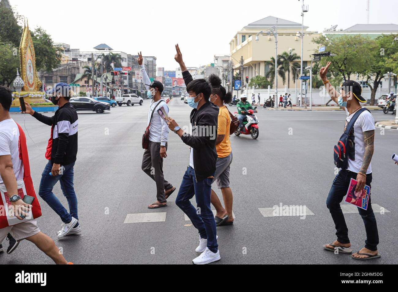 Bangkok, THAILAND - 7. Februar 2021: Demonstranten in Myanmar grüßen mit drei Fingern, um symbolische Gesten vor dem UN-Gebäude zu zeigen, um zu protestieren. Stockfoto Bangkok, THAILAND - 7. Februar 2021: Demonstranten in Myanmar grüßen mit drei Fingern, um symbolische Gesten vor dem UN-Gebäude zu zeigen, um zu protestieren. Stockfoto