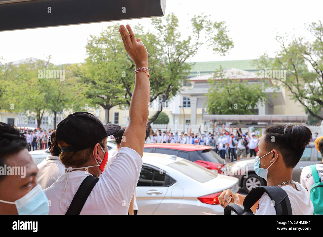 Bangkok, THAILAND - 7. Februar 2021: Demonstranten in Myanmar grüßen mit drei Fingern, um symbolische Gesten vor dem UN-Gebäude zu zeigen, um zu protestieren. Stockfoto Bangkok, THAILAND - 7. Februar 2021: Demonstranten in Myanmar grüßen mit drei Fingern, um symbolische Gesten vor dem UN-Gebäude zu zeigen, um zu protestieren. Stockfoto