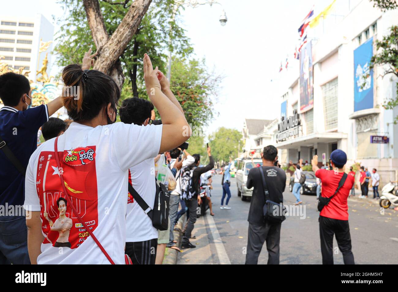 Bangkok, THAILAND - 7. Februar 2021: Demonstranten in Myanmar grüßen mit drei Fingern, um symbolische Gesten vor dem UN-Gebäude zu zeigen, um zu protestieren. Stockfoto Bangkok, THAILAND - 7. Februar 2021: Demonstranten in Myanmar grüßen mit drei Fingern, um symbolische Gesten vor dem UN-Gebäude zu zeigen, um zu protestieren. Stockfoto