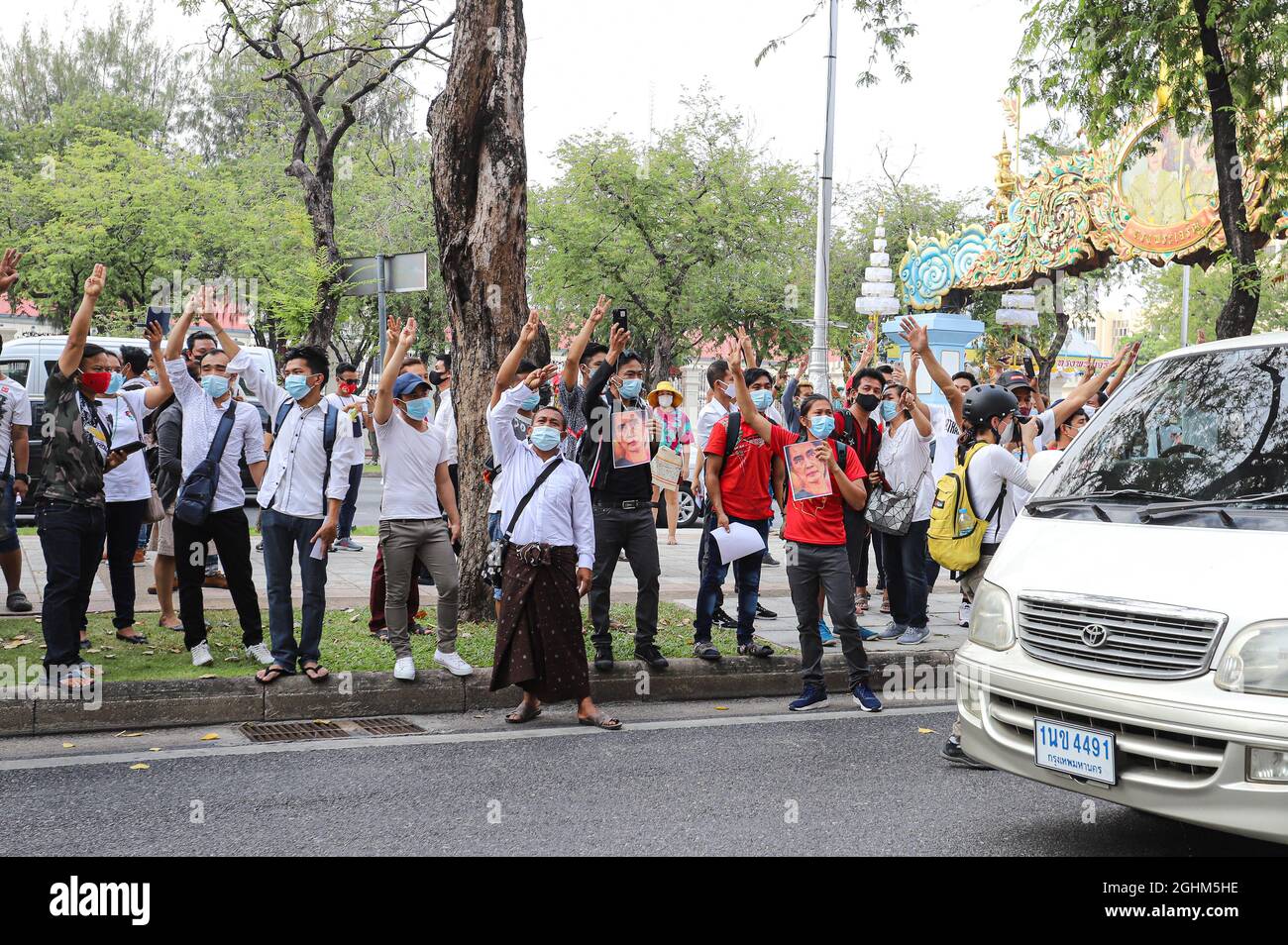 Bangkok, THAILAND - 7. Februar 2021: Demonstranten in Myanmar grüßen mit drei Fingern, um symbolische Gesten vor dem UN-Gebäude zu zeigen, um zu protestieren. Stockfoto Bangkok, THAILAND - 7. Februar 2021: Demonstranten in Myanmar grüßen mit drei Fingern, um symbolische Gesten vor dem UN-Gebäude zu zeigen, um zu protestieren. Stockfoto