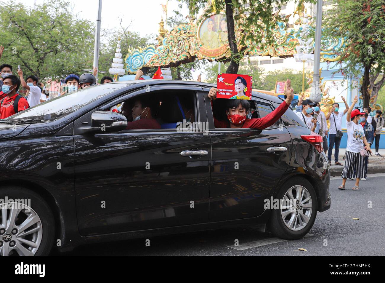 Bangkok, THAILAND - 7. Februar 2021: Demonstranten in Myanmar grüßen mit drei Fingern, um symbolische Gesten vor dem UN-Gebäude zu zeigen, um zu protestieren. Stockfoto Bangkok, THAILAND - 7. Februar 2021: Demonstranten in Myanmar grüßen mit drei Fingern, um symbolische Gesten vor dem UN-Gebäude zu zeigen, um zu protestieren. Stockfoto