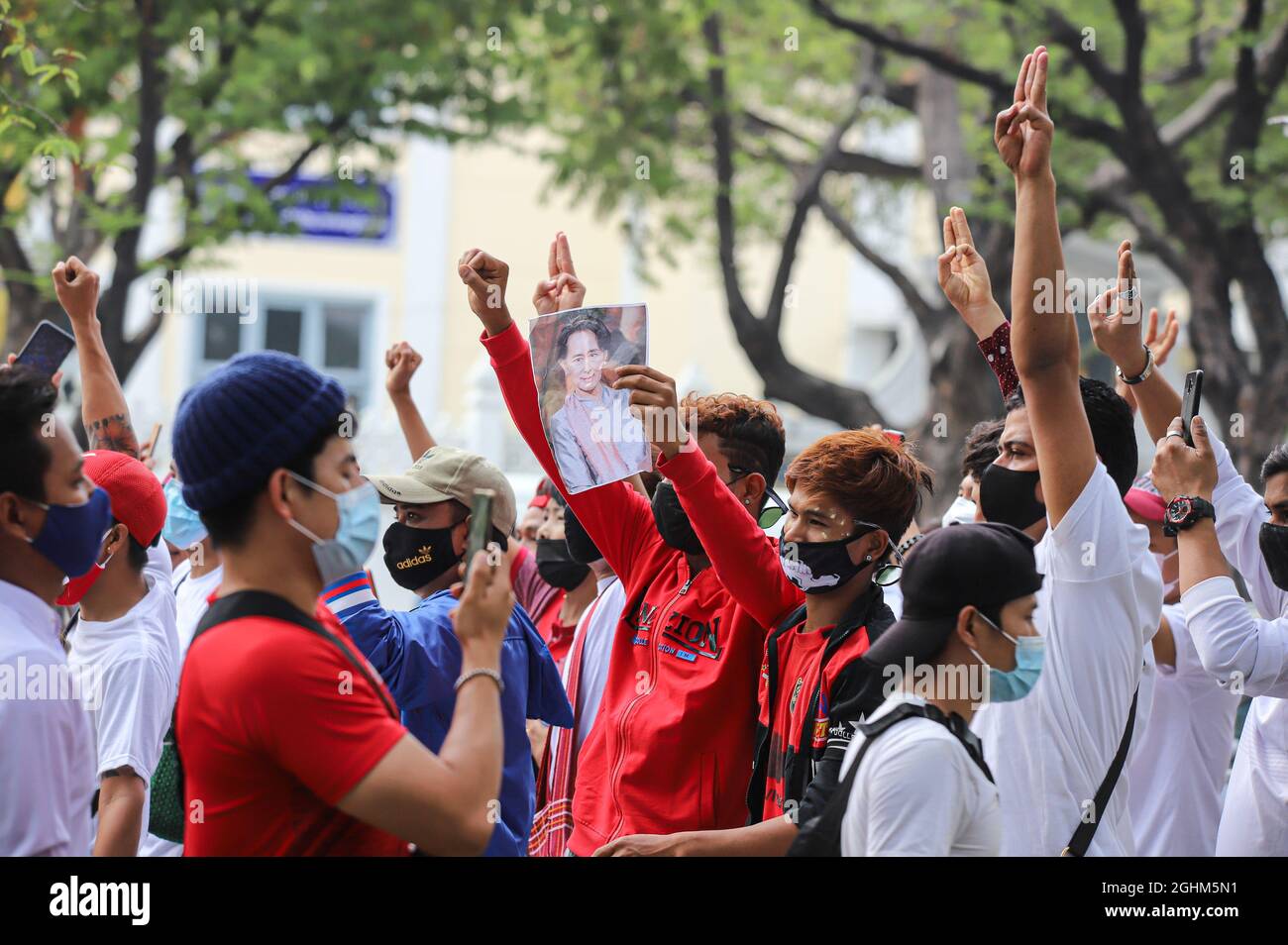 Bangkok, THAILAND - 7. Februar 2021: Demonstranten in Myanmar grüßen mit drei Fingern, um symbolische Gesten vor dem UN-Gebäude zu zeigen, um zu protestieren. Stockfoto Bangkok, THAILAND - 7. Februar 2021: Demonstranten in Myanmar grüßen mit drei Fingern, um symbolische Gesten vor dem UN-Gebäude zu zeigen, um zu protestieren. Stockfoto