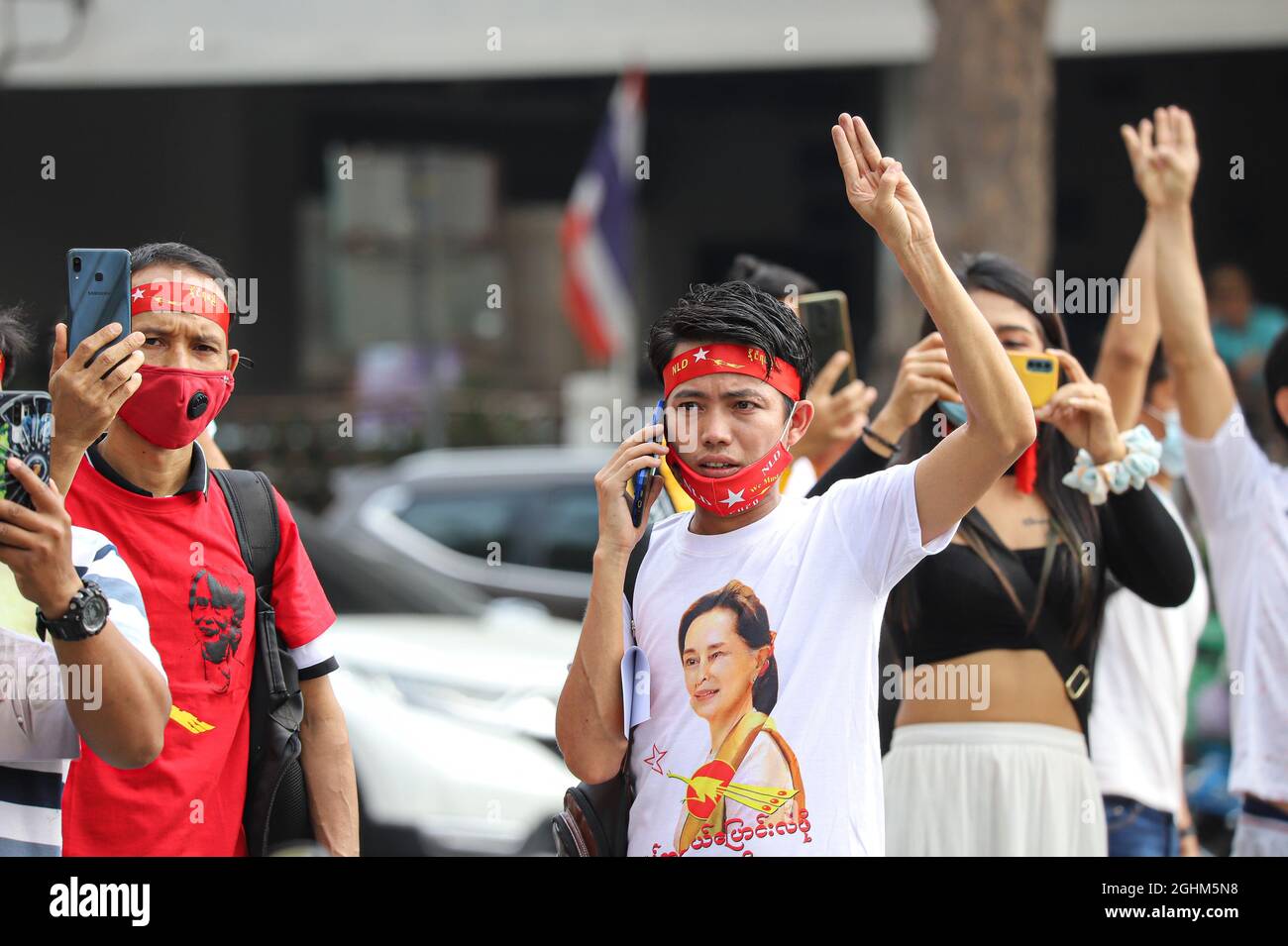 Bangkok, THAILAND - 7. Februar 2021: Demonstranten in Myanmar grüßen mit drei Fingern, um symbolische Gesten vor dem UN-Gebäude zu zeigen, um zu protestieren. Stockfoto Bangkok, THAILAND - 7. Februar 2021: Demonstranten in Myanmar grüßen mit drei Fingern, um symbolische Gesten vor dem UN-Gebäude zu zeigen, um zu protestieren. Stockfoto