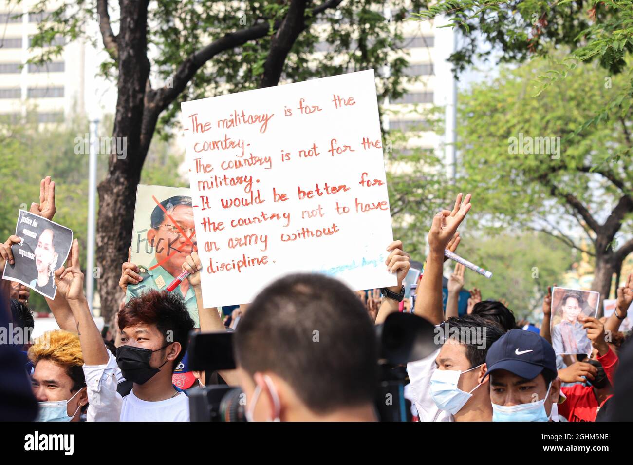 Bangkok, THAILAND - 7. Februar 2021: Demonstranten in Myanmar grüßen mit drei Fingern, um symbolische Gesten vor dem UN-Gebäude zu zeigen, um zu protestieren. Stockfoto Bangkok, THAILAND - 7. Februar 2021: Demonstranten in Myanmar grüßen mit drei Fingern, um symbolische Gesten vor dem UN-Gebäude zu zeigen, um zu protestieren. Stockfoto