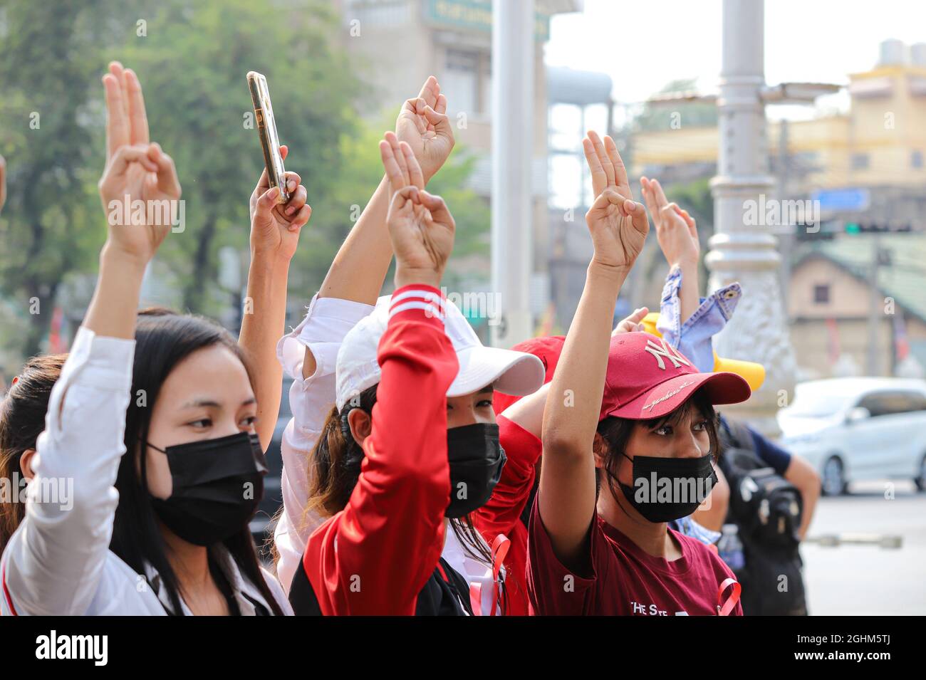 Bangkok, THAILAND - 7. Februar 2021: Demonstranten in Myanmar grüßen mit drei Fingern, um symbolische Gesten vor dem UN-Gebäude zu zeigen, um zu protestieren. Stockfoto Bangkok, THAILAND - 7. Februar 2021: Demonstranten in Myanmar grüßen mit drei Fingern, um symbolische Gesten vor dem UN-Gebäude zu zeigen, um zu protestieren. Stockfoto
